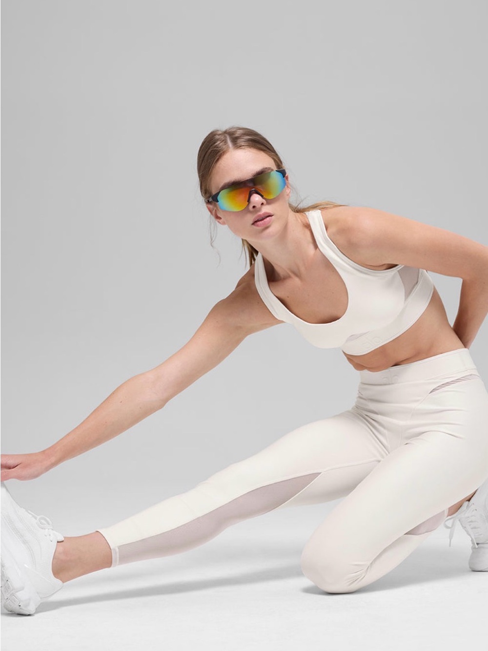 NWT ALO Airlift High-Waist 7/8 Rebel Legging in Ivory. Size L